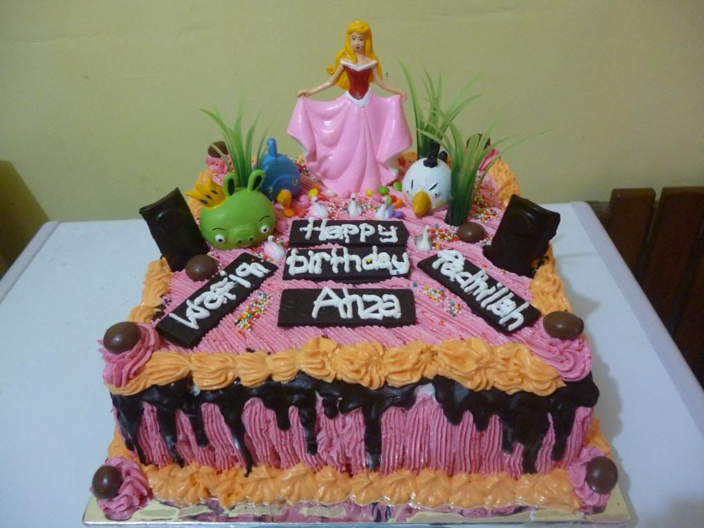 cake ultah karakter barbie dan angry bird Kue Ultah Karakter